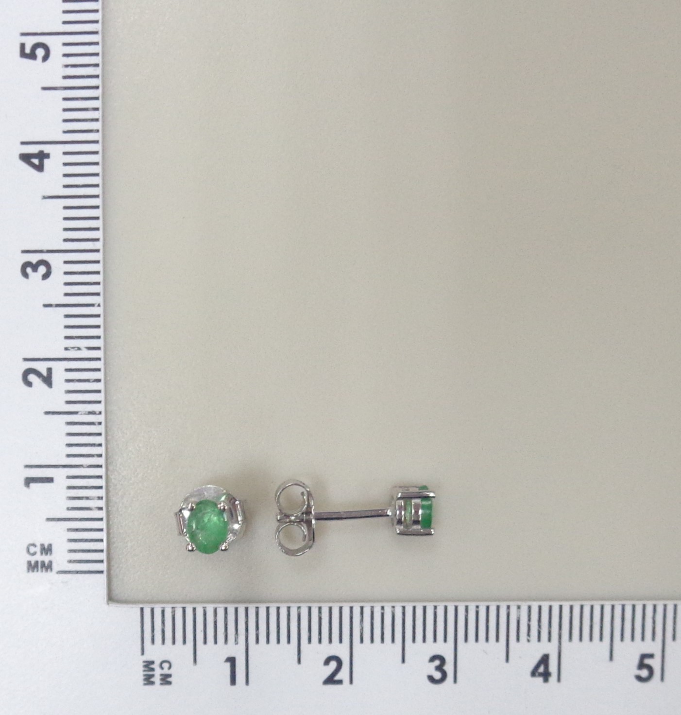 Серебряные серьги-пусеты с изумрудами